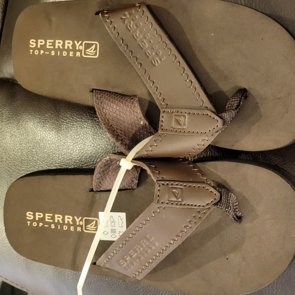 Boys size 3 Sperry flip flops...